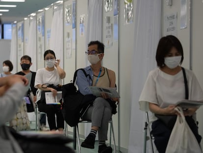 Varios ciudadanos esperan recibir una dosis de la vacuna de Moderna, el 30 de junio en Tokio.