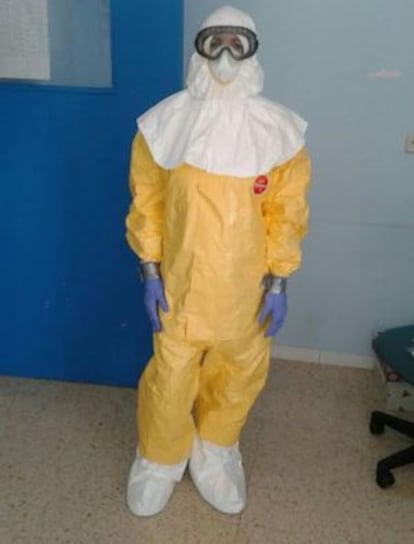 Personal sanitari que va atendre Miguel Pajares amb un vestit amb guants subjectes amb cinta aïllant.