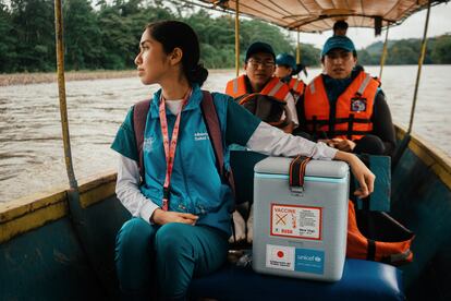 Una enfermera ecuatoriana, Bridgith Freire, viajaba en una lancha hacia la comunidad de Santa Bárbara (Ecuador) en 2023 para participar en una campaña de vacunación. Sin esta visita, los habitantes de esta localidad kichwa de difícil acceso en el cantón Tena, en la Región Amazónica, necesitarían más de medio día de viaje para llegar al centro de salud más cercano. Para mantener la cadena de frío en territorios como este, la enfermera usaba un portavacunas donado por el Gobierno de Japón y gestionado por Unicef.
