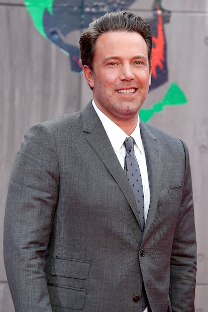 Ben Affleck -


La desintoxicación completa es un proceso arduo, prolongado y susceptible a las recaídas. Buena prueba de ello es el actor y director de películas como Argo, que ha ingresado hasta en tres ocasiones desde el año 2001 en clínicas de rehabilitación para superar su adicción al alcohol. Este pasado 4 de octubre, Affleck publicaba en su cuenta de Instagram una carta de agradecimiento a sus familiares, amigos y fans tras completar con éxito la estancia de cuarenta días en el centro. “Luchar contra cualquier adicción es una lucha de por vida y difícil. Uno nunca está realmente dentro o fuera del tratamiento. Es un compromiso a tiempo completo. Estoy luchando por mí y por mi familia (…) Como he tenido que recordarme a mí mismo, cuando tienes un problema el pedir ayuda es un signo de coraje, no de debilidad o fracaso”, decía en la misiva. Por el camino, Warner Bros le ha descartado para volver a ponerse en la piel del hombre murciélago, Batman.