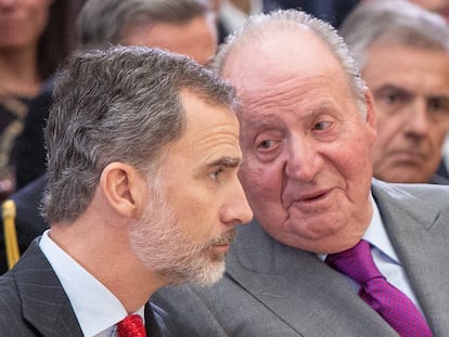 Juan Carlos I y el rey Felipe VI,  en un acto en el palacio del Pardo en 2017.
