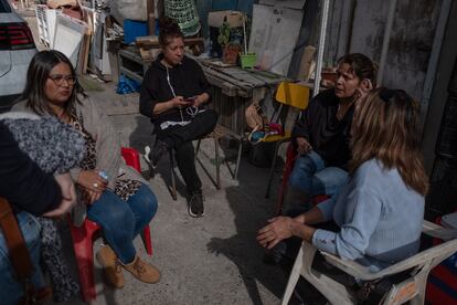 Un grupo de vecinas discute los resultados electorales en Cabildo.