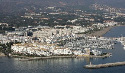 Puerto Banús. Al fondo, zona donde se había previsto el rascacielos.