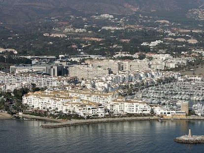 Puerto Ban&uacute;s. Al fondo, zona donde se hab&iacute;a previsto el rascacielos.