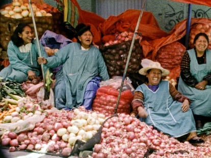 Vendedoras en un mercado de La Paz, en un fotograma de la película 'El gran movimiento'.