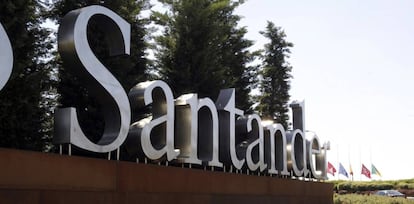 Imagen del rótulo a las puertas de la Ciudad Financiera del Banco Santander, en Boadilla del Monte