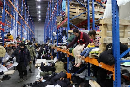 Cientos de migrantes permanecen en el centro de transporte y logística Bruzgi en el lado bielorruso de la frontera con Polonia, el 19 de noviembre de 2021.