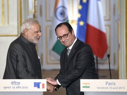 El primer ministro indio Narendra Modi y el presidente franc&eacute;s Fran&ccedil;ois Hollande, este viernes en Par&iacute;s. 