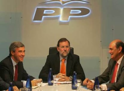 Ángel Acebes, Mariano Rajoy e Ignacio Astarloa, en la reunión del Comité de Dirección del PP.