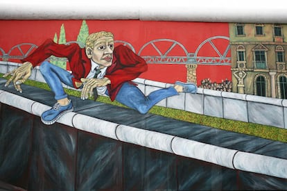 El mural fue pintado por Gabriel Heimler y su obra se puede traducir por algo como "el saltador de muros". Esta imagen es todo un símbolo de la libertad que experimentaron los berlineses cuándo cayó el muro de Berlín.