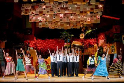 Escena coral del musical 'The Book of Mormon', dirigido por David Serrano.