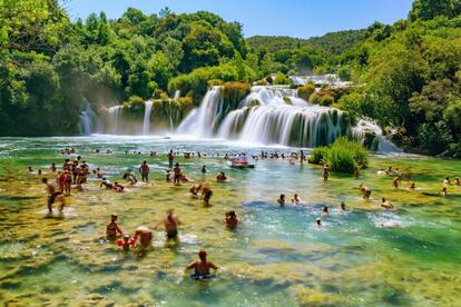 El parque nacional de Krka, en Croacia, se extiende por la cuenca del río Krka hasta su desembocadura en la ciudad de Sibenik, en la costa Dálmata, en una sucesión de espectaculares cascadas y pozas sobre un suave lecho de travertino. El paraje, conocido como Skradinski Buk, recuerda al de los famosos lagos de Plitvice, aunque es menos conocido y está permitido el baño. Más información: <a href="https://croatia.hr/en-GB" target="_blank">croatia.hr</a>