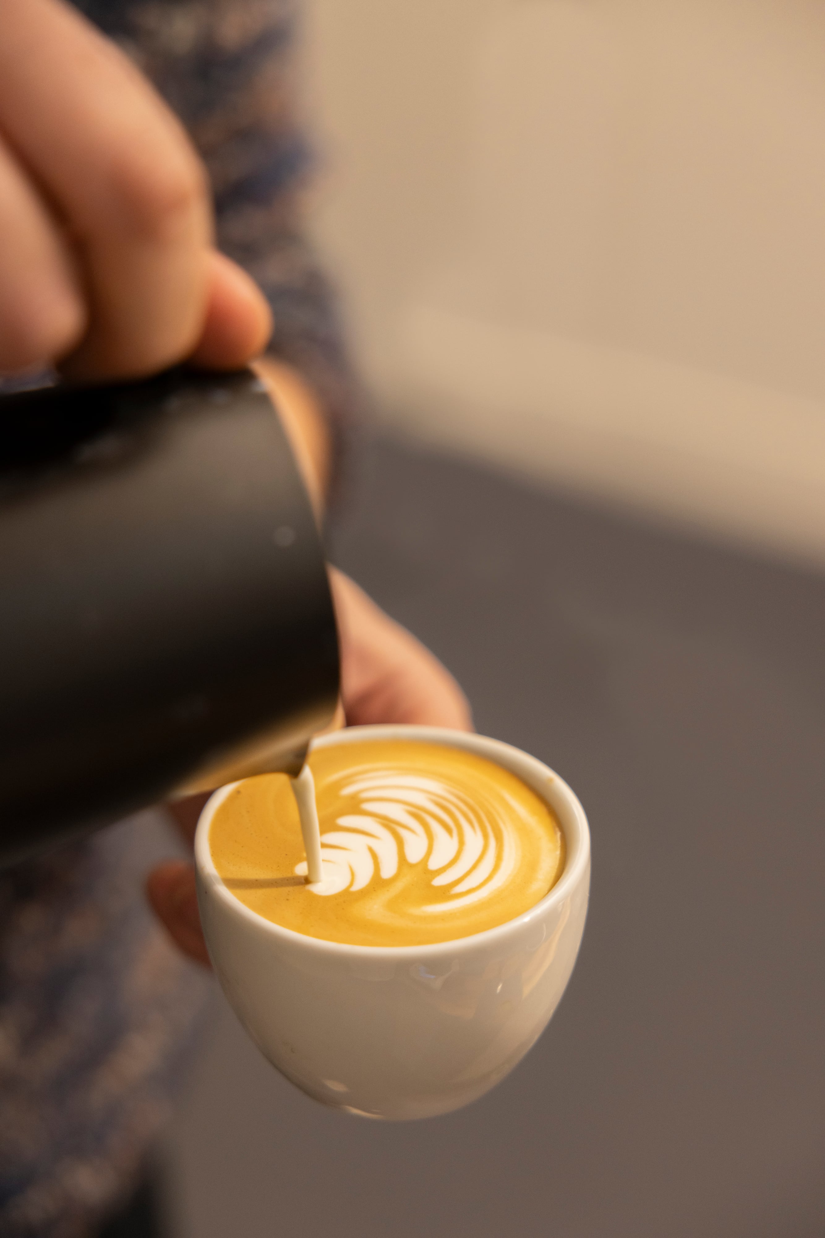 Finalización de un 'latte art'.