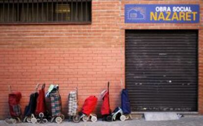 Carros de la compra haciendo la cola en un comedor público de Madrid