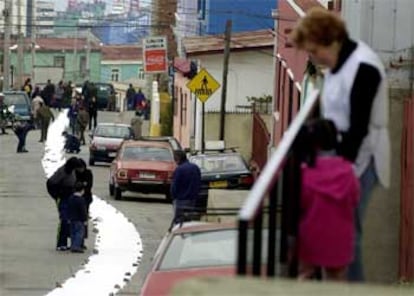 La ciudad chilena de Valparaíso muestra estos días el poema más largo del mundo. El texto, de dos kilómetros, se extiende desde la casa del artista <i>La Sebastiana</i>, en el puerto, hasta el centro de la ciudad. Las autoridades de Valparaíso han inscrito la hazaña en el libro récord de los Guinness.