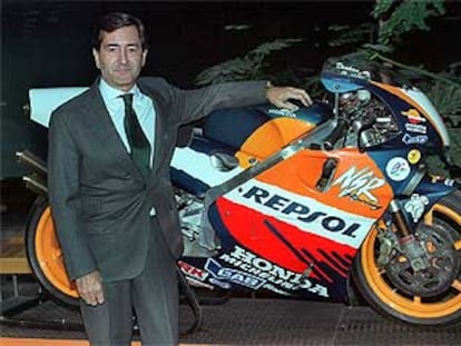 Alfonso Cortina junto a una de las motos que patrocina Repsol-YPF.