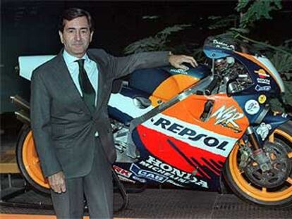 Alfonso Cortina junto a una de las motos que patrocina Repsol-YPF.