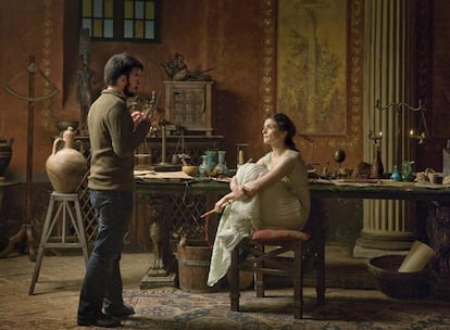 <b>Ena estrella. Alejandro Amenábar da instrucciones a la actriz Rachel Weisz, que encarna a Hipatia en 'Ágora'.</b>