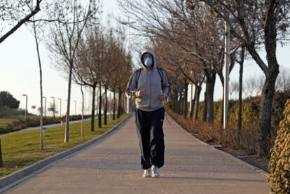 Un hombre hace ejercicio con mascarilla en el parque Juan Carlos I.