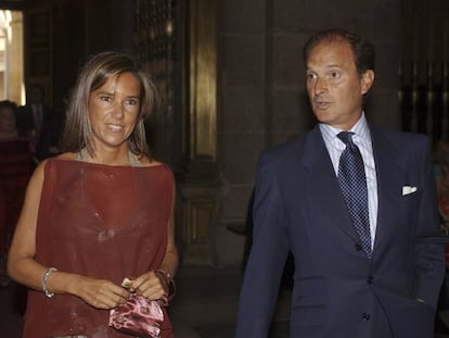 Ana Mato y su marido Jes&uacute;s Sep&uacute;lveda en la boda de Ana Aznar y Alejandro Agag en la Bas&iacute;lica de San Lorenzo de El Escorial
 
 