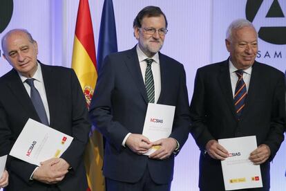 El presidente del Gobierno, Mariano Rajoy, acompañado por los ministros Fernández Díaz, y García Margallo, presentan el pasado miércoles un nuevo informe de Marca España