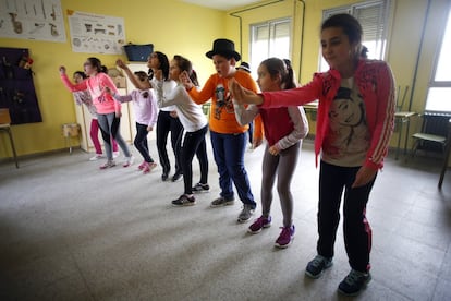 Los chavales de primaria preparan el baile de la Fiesta de Navidad.