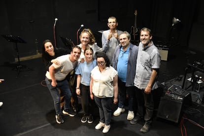 Ricardo García, voluntario de CaixaBank (de azul), con los miembros del grupo pop-rock Morpho Bleu Band.