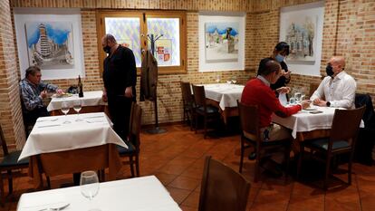 Comensales en el interior de un restaurante en Madrid.