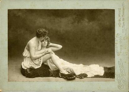 Natalie Barney retratada con una mujer desconocida en 1906.