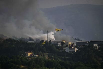 Un avión interviene este viernes en el incendio en Baiao, en el norte de Portugal.