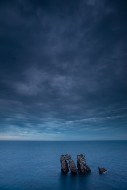 Amanecer en Puerta de los Urros, en Liencres, en el parque geológico Costa Quebrada (Cantabria).