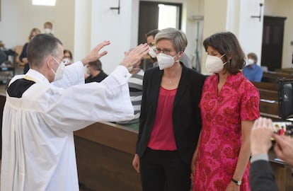 Un sacerdote católico alemán bendice a una pareja de mujeres en una iglesia de Múnich el pasado domingo.