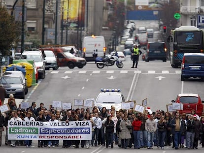 Trabajadores de la empresa de componentes del automóvil Cablerías Valeo se manifiestan por el centro de Vigo el pasado lunes.