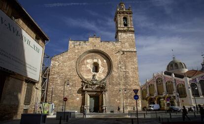 La fachada principal de la Iglesia de los Santos Juanes, al lado del Mercat Central de Valencia.