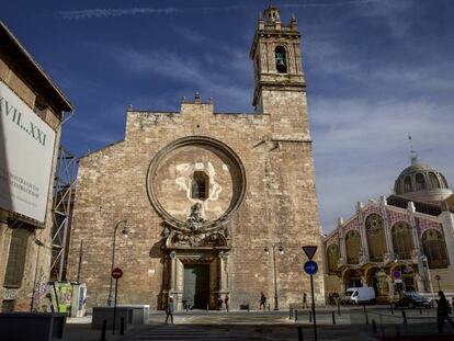 La fachada principal de la Iglesia de los Santos Juanes, al lado del Mercat Central de Valencia.
