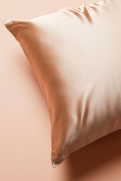 El cuidado de la piel del rostro no se limita a la rutina frente al espejo. La zona pasa muchas horas en contacto con la almohada y agradecerá que esté recubierta con esta funda de seda de NYT Sleep (69 euros en Swoll.com). Especialmente recomendada para pieles sensibles y secas.