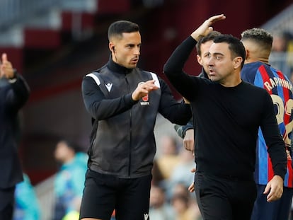 Xavi se enfada tras una decisión arbitral durante el partido de ante Espanyol este sábado en el Camp Nou.