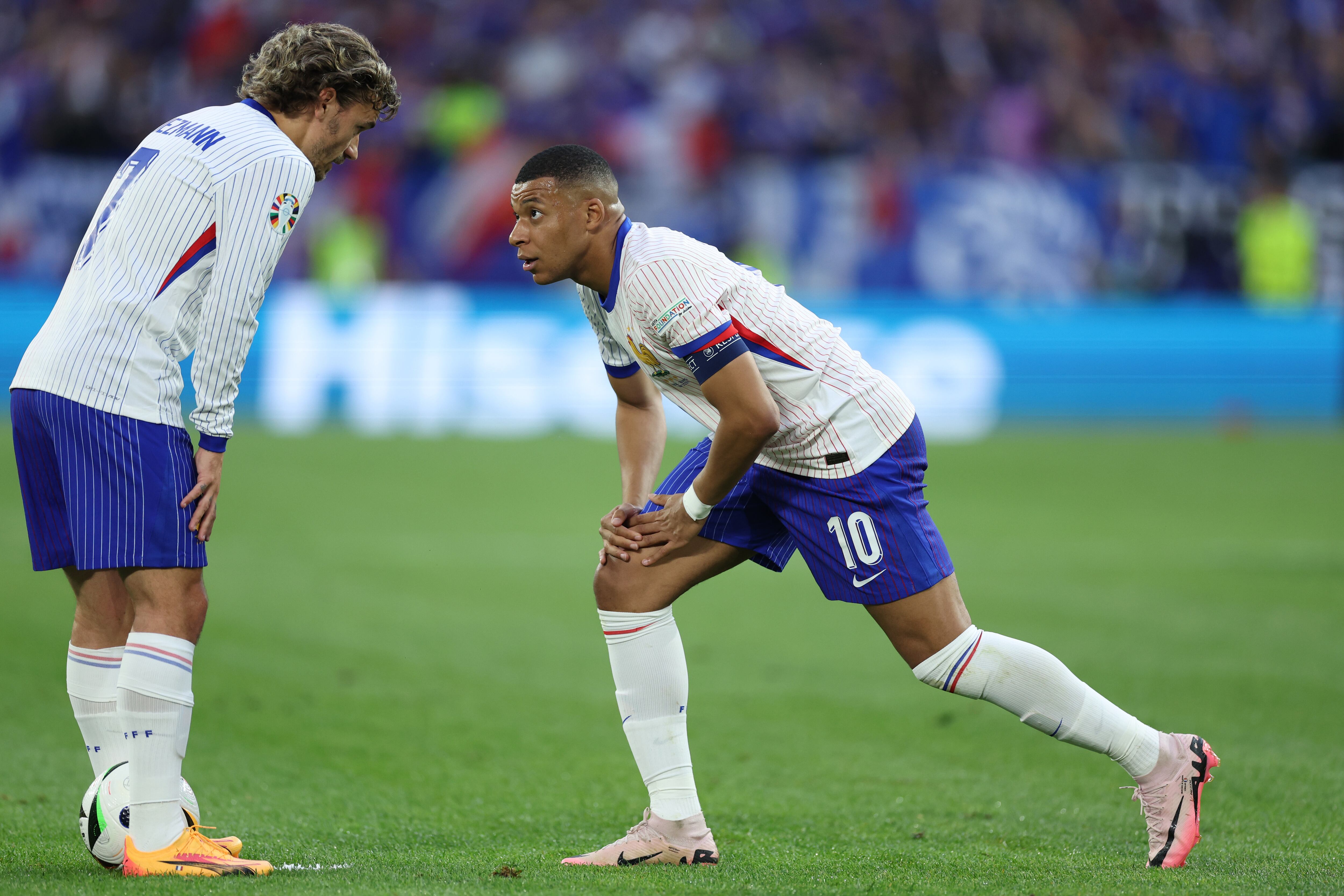 Antoine Griezmann habla con Kylian Mbappé en un momento del encuentro.