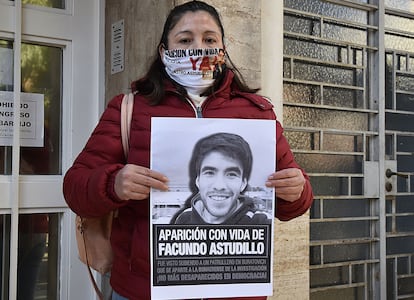 Cristina Castro muestra una fotografía de su hijo en Bahía Blanca, el pasado 14 de julio.