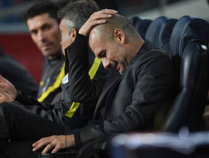 L'entrenador del Manchester City Josep Guardiola es toca el cap a la banqueta.