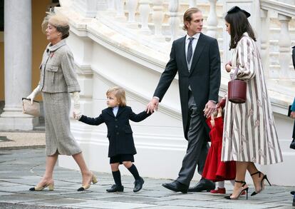 La princesa Carolina con sus dos nietos y su hijo Andrea Casiraghi.