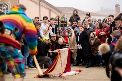 Uno de los quintos, ante la mirada del zangarrón y animado por el pueblo de Sanzoles, hace las venias a San Esteban con un pendón.