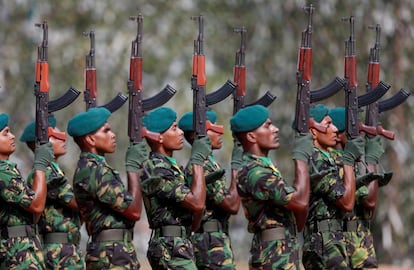 Miembros de la Fuerzas Especiales de Sri Lanka (STF en sus siglas en inglés) marchan durante el 35 ° aniversario en Kalutara (Sri Lanka). 