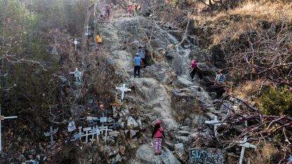 Un grupo de peregrinos suben la parte más escarpada de la ruta conocida como El Espinazo del Diablo en la región Valles del Estado de Jalisco, con rumbo al santuario de la virgen del Rosario, en el pueblo de Talpa de Allende, el 2 de abril. Miles de fieles católicos volvieron a esta peregrinación tras tres años de ausencia a consecuencia de la pandemia. La peregrinación se realiza desde hace más de 200 años y en ella participan personas de toda la República mexicana. 