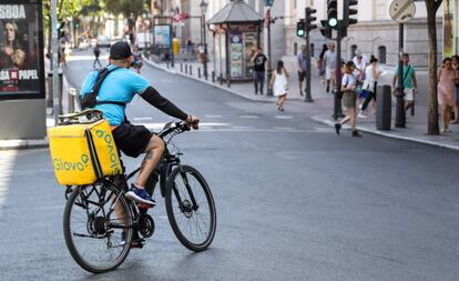 Un repartidor de Glovo, en Madrid.