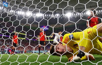 Thibaut Courtois, dentro de su portería después de encajar el primer gol frente a Marruecos. 