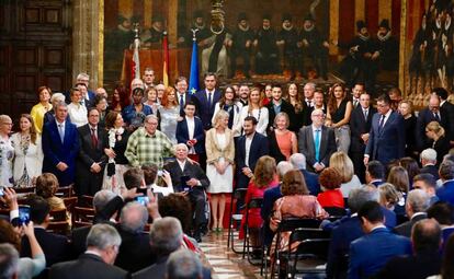 Los presidentes Sánchez y Puig con los galardonados el 9 d'Octubre.