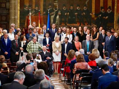 Los presidentes Sánchez y Puig con los galardonados el 9 d'Octubre.