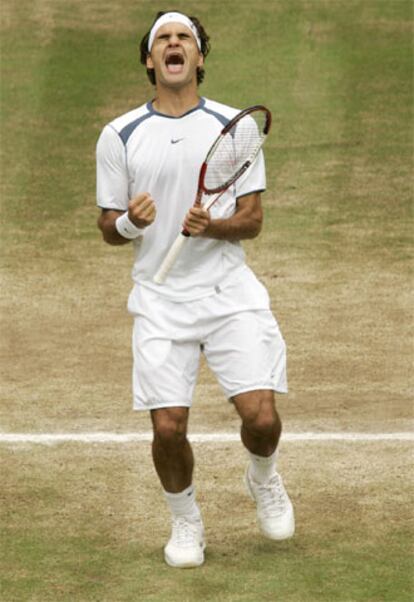 Federer celebra el punto que le ha coronado como campeón de Wimbledon.