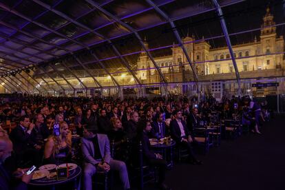 El público llenó el recinto sevillano para asistir a la gala 'El flamenco es universal', ayer lunes.